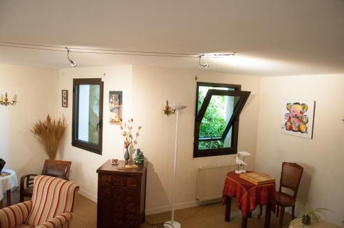 a living room with a table and a window at La Chaumière Roz-Aven in Pont-Aven