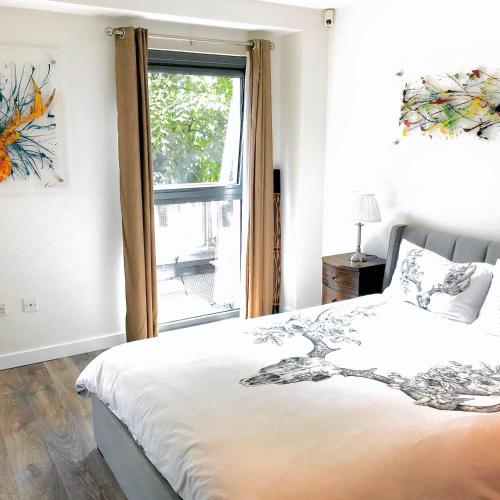 Ένα ή περισσότερα κρεβάτια σε δωμάτιο στο Riverside West End Apartment