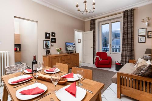 une salle à manger et un salon avec une table et des chaises dans l'établissement Le Majestic 76 - Chamonix All Year, à Chamonix-Mont-Blanc