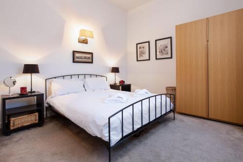 une chambre avec un lit et une armoire en bois dans l'établissement Le Majestic 76 - Chamonix All Year, à Chamonix-Mont-Blanc