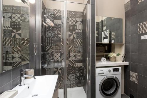 une salle de bain avec douche et machine à laver dans l'établissement Le Majestic 76 - Chamonix All Year, à Chamonix-Mont-Blanc