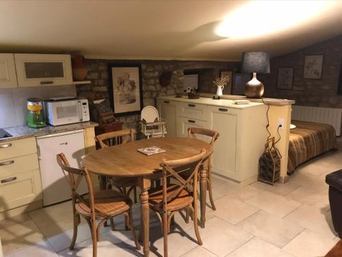 a kitchen and dining room with a table and chairs at La Bergerie du Haut Var in Bargème