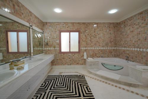Vonios kambarys apgyvendinimo įstaigoje Hometown Apartments - Kite Palace - Lavish 7 Bedrooms villa on Kite Beach