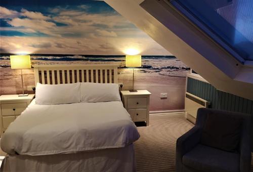 سرير أو أسرّة في غرفة في Oceanside Lifestyle Hotel