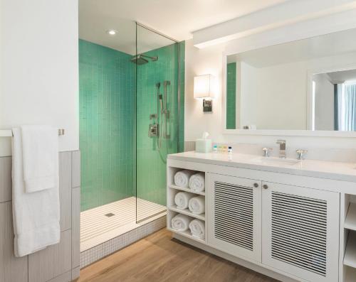 uma casa de banho com um lavatório e um chuveiro em Margaritaville Lake Resort, Lake Conroe em Montgomery