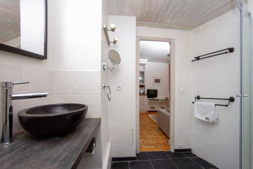 La salle de bains est pourvue d'un lavabo noir sur un comptoir. dans l'établissement Mont Blanc 212 Apartment - Chamonix All Year, à Chamonix-Mont-Blanc