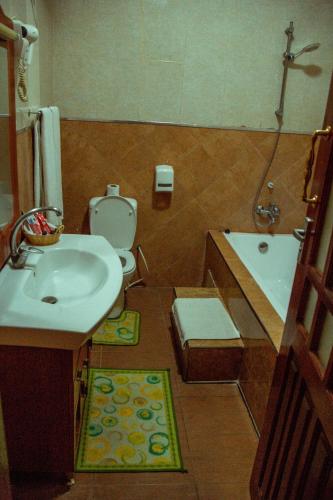 Ванная комната в The Charity Hotel International