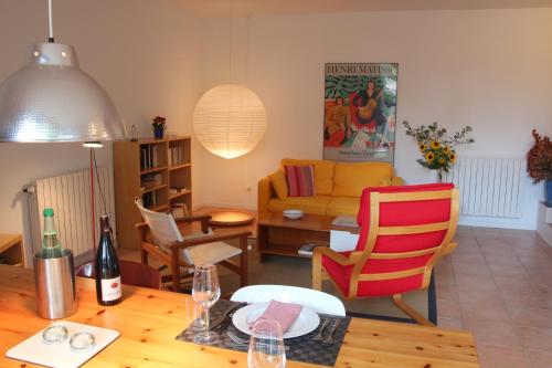 un salon avec une table et un canapé dans l'établissement Paradix holiday apartment - gîte 1, 4 pers, à Nissan-lez-Enserune