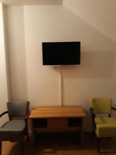 Una televisión o centro de entretenimiento en Gradska Kavana Guest House