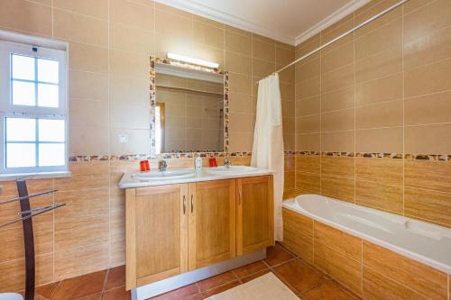 Ένα μπάνιο στο Villa da Horta