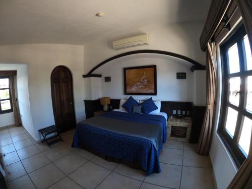 Tempat tidur dalam kamar di The Latit Hotel Querétaro