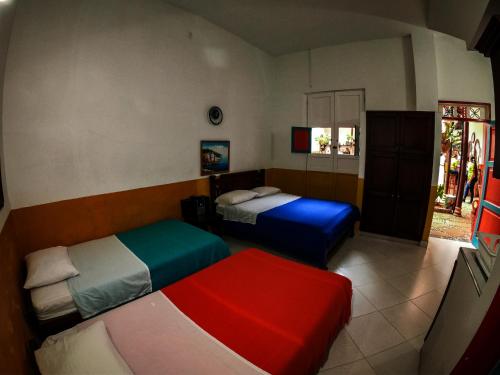a room with two beds and a tv in it at Jardín by Bernalo Hotels in Jardin