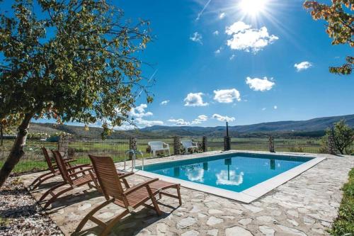 Swimmingpoolen hos eller tæt på Villa Lana