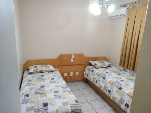 Un pat sau paturi într-o cameră la Sol das Caldas - Apartamento - ap806 bloco 1