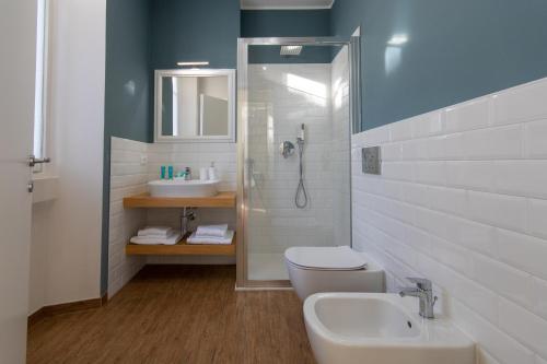 een badkamer met een toilet, een wastafel en een douche bij Aqualago casa vacanze apartment D in Verbania