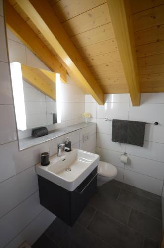 Ένα μπάνιο στο Waterfall View Luxury Penthouse