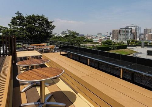 un balcone con tavoli e sedie in un edificio di Hotel Feel / Vacation STAY 63703 a Yokohama