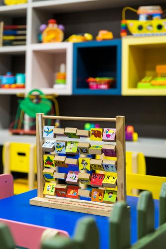 a display of toy blocks on a table in a classroom at Hotel Rosenbrock in Balneário Camboriú
