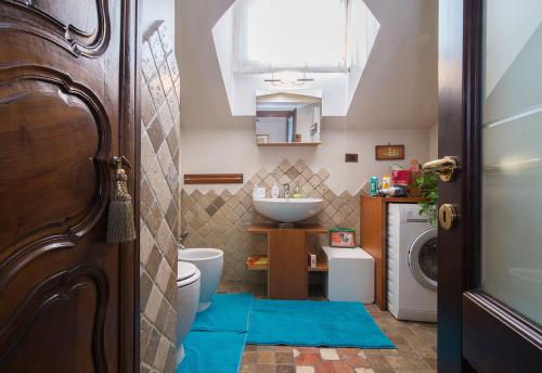 bagno con lavandino e servizi igienici di La mansarda delle meraviglie B&B Superior a Trieste