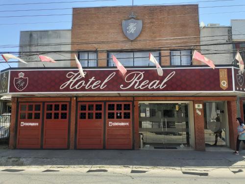un letrero real del hotel en la parte delantera de un edificio en Hotel Real en Linares