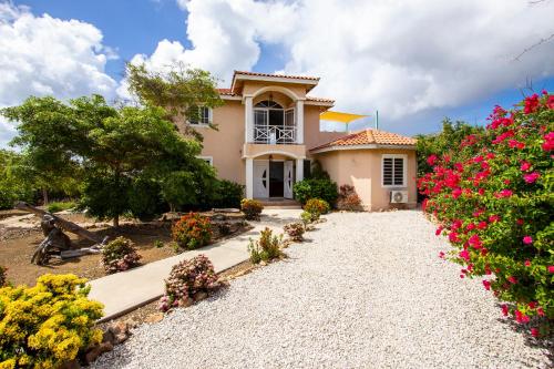 a house with flowers in front of it at Casa di Bon Bientu in Kralendijk