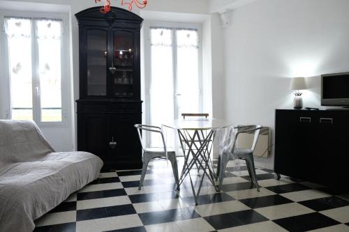 un salon avec une table, des chaises et un canapé dans l'établissement Maison Julien 3, à Menton