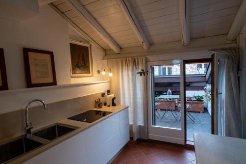 A kitchen or kitchenette at S. Trinità 18, Suites & Rooms