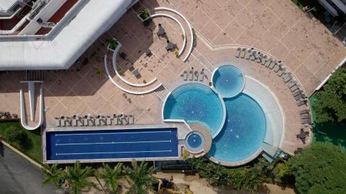 an overhead view of a pool with two swimming pools at Holiday Inn - Villahermosa Aeropuerto by IHG in Villahermosa