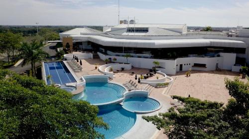 Vista de la piscina de Holiday Inn - Villahermosa Aeropuerto, an IHG Hotel o d'una piscina que hi ha a prop