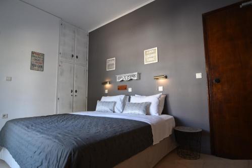 Una cama o camas en una habitación de Aegeeis