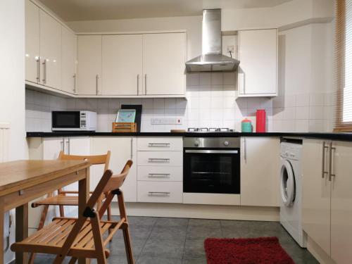 Kuchyň nebo kuchyňský kout v ubytování Cosy Flat Close To East Dulwich Station
