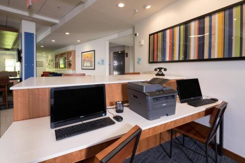 Télévision ou salle de divertissement dans l'établissement Holiday Inn Express & Suites - Portage by IHG