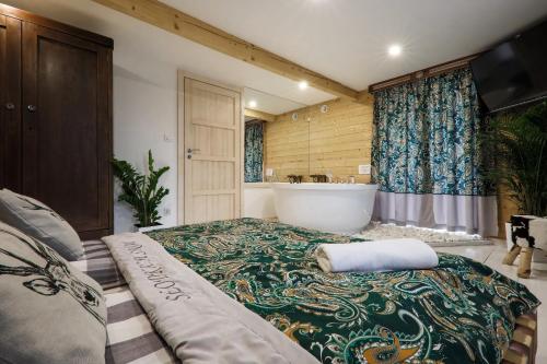 Ένα ή περισσότερα κρεβάτια σε δωμάτιο στο GÓRALSKA VILLA APARTAMENTY Z JACUZZI & HOME SPA & Zakopane