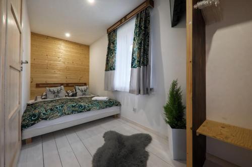 Ένα ή περισσότερα κρεβάτια σε δωμάτιο στο GÓRALSKA VILLA APARTAMENTY Z JACUZZI & HOME SPA & Zakopane