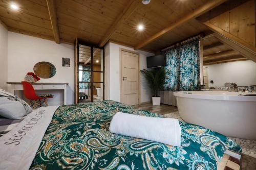 sypialnia z wanną, łóżkiem i umywalką w obiekcie GÓRALSKA VILLA APARTAMENTY Z JACUZZI & HOME SPA & Zakopane w Poroninie