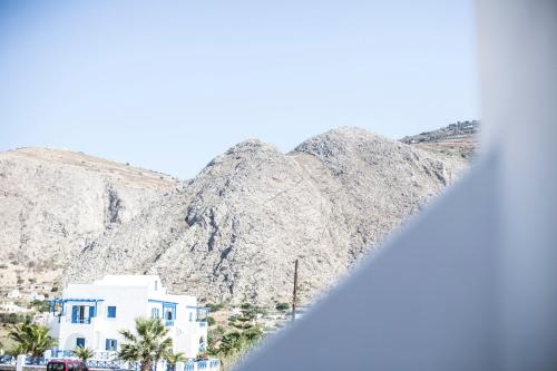 Una imagen general de la montaña o una montaña tomada desde el hotel