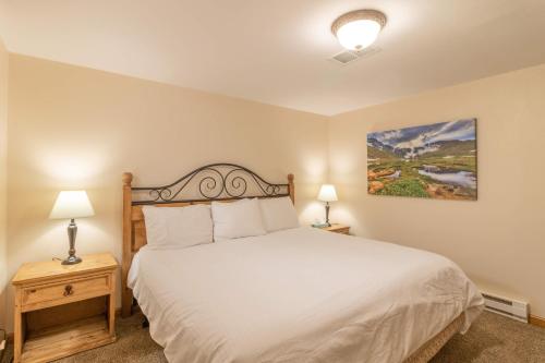 Ένα ή περισσότερα κρεβάτια σε δωμάτιο στο Discovery Lodge
