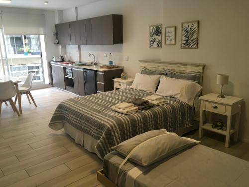 1 dormitorio con 1 cama grande y cocina en RM&Asociados en Buenos Aires