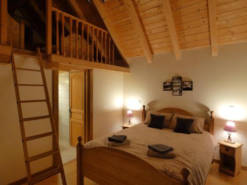 Postel nebo postele na pokoji v ubytování Ecrins Lodge