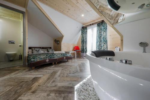 Ένα μπάνιο στο GÓRALSKA VILLA APARTAMENTY Z JACUZZI & HOME SPA & Zakopane