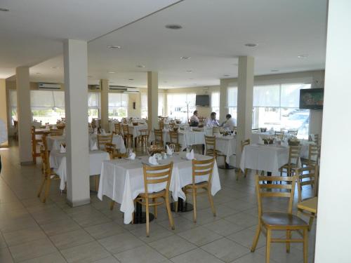 Un restaurante u otro lugar para comer en Motel A.C.A. Cipolletti