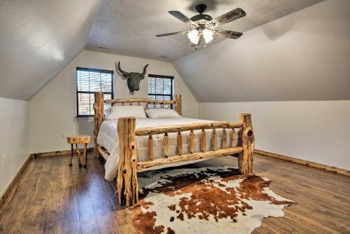 Postel nebo postele na pokoji v ubytování Luxury Cabin with Pond, Working Ranch Near Nevada, MO