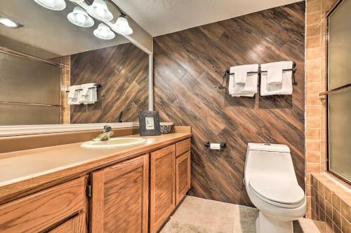een badkamer met een toilet, een wastafel en een spiegel bij Copper Chase Condo Less Than 1 Mile to Brian Head Skiing! in Brian Head
