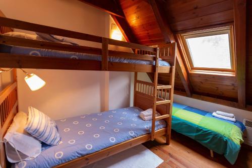 Двухъярусная кровать или двухъярусные кровати в номере Apartamentos Rentarán