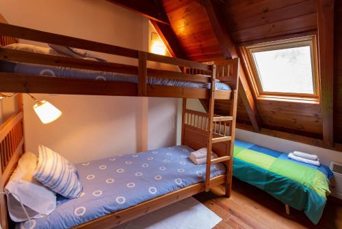 a bunk bed room with two bunk beds in a cabin at Apartamentos Rentarán in Tredós