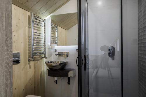 Ένα μπάνιο στο GÓRALSKA VILLA APARTAMENTY Z JACUZZI & HOME SPA & Zakopane