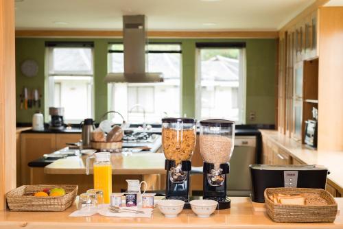 uma cozinha com dois liquidificadores em um balcão em Del Pescador Hotel Cabañas em Frutillar