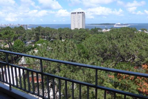 un balcón con vistas al océano y a un edificio en Arcobaleno en Punta del Este, en Punta del Este