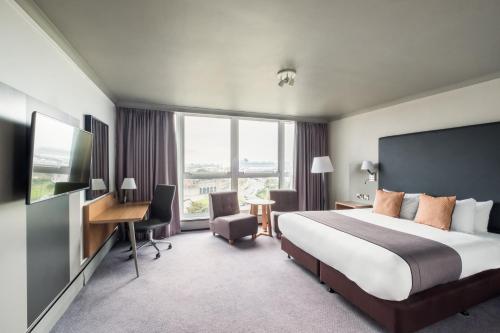 En eller flere senge i et værelse på Holiday Inn Southampton, an IHG Hotel