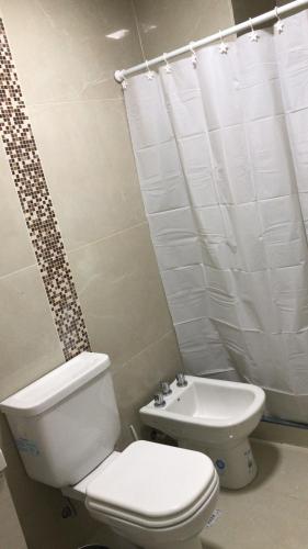 un baño con inodoro y lavabo en J-H- DEPARTAMENTO, en Monte Hermoso